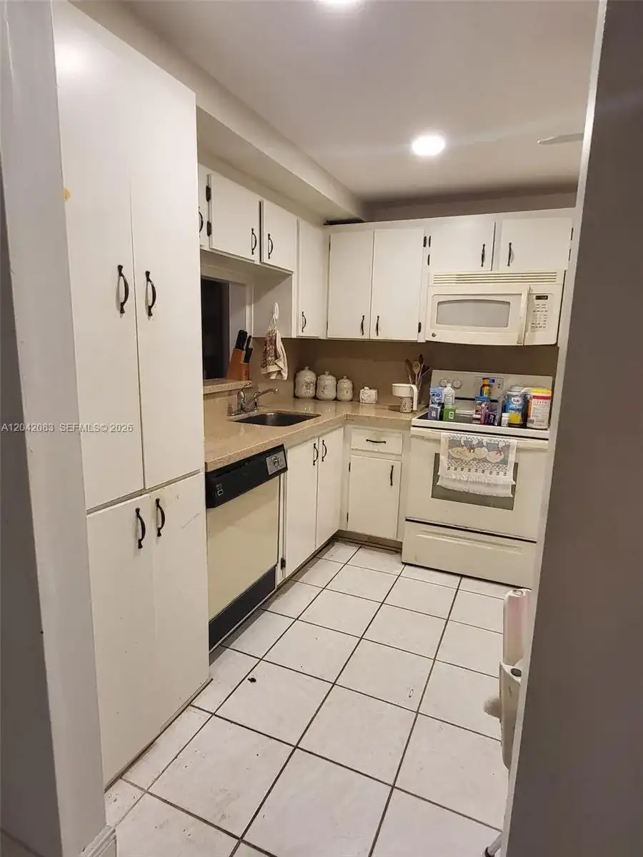 900 Colony Point Cir # 107, Pembroke Pines FL 33026 photo 4