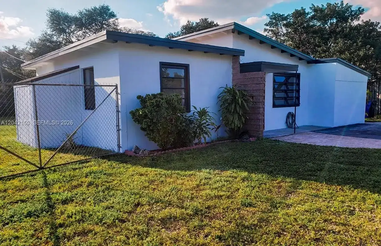 16 Allen Rd, West Park FL 33023