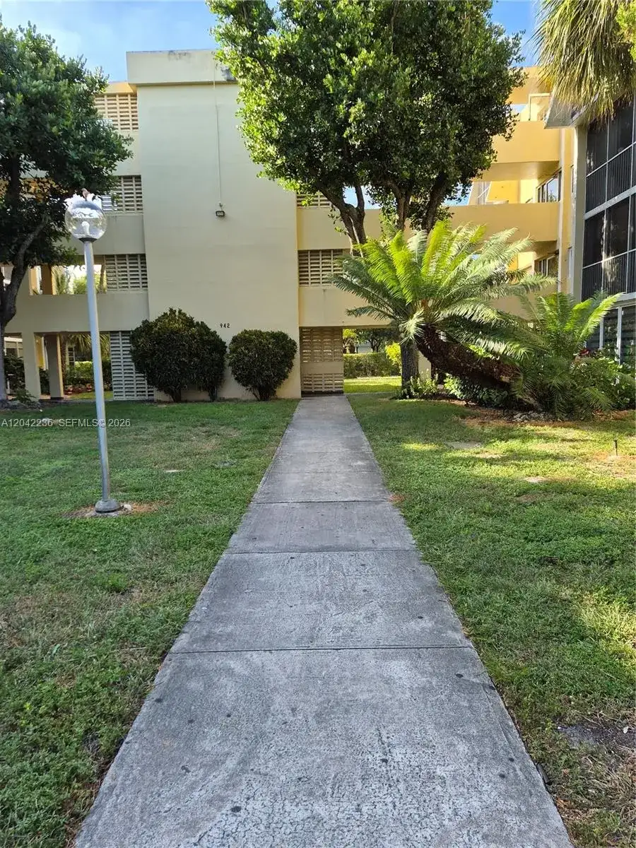 942 NE 199th St # 4G, Miami FL 33179 photo 3