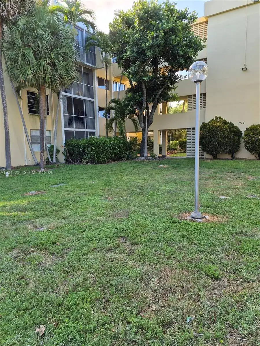 942 NE 199th St # 4G, Miami FL 33179 photo 4