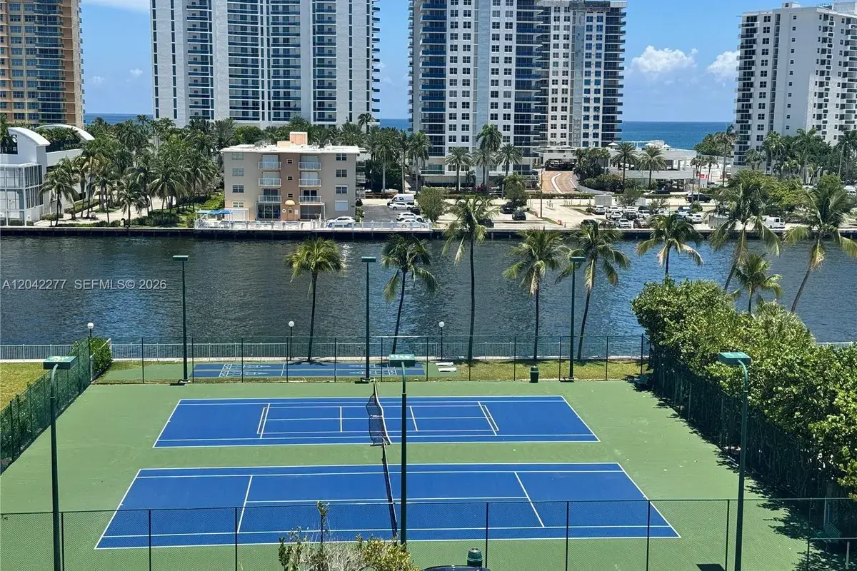1000 Parkview Dr # 726, Hallandale Beach FL 33009