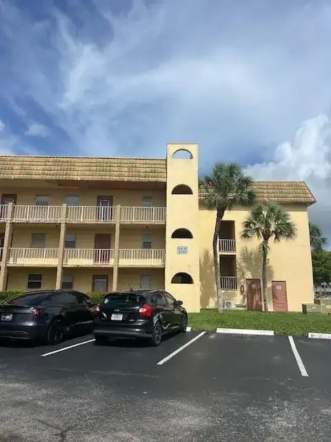 8285 Sunrise Lakes Blvd # 106, Sunrise FL 33322 photo 2