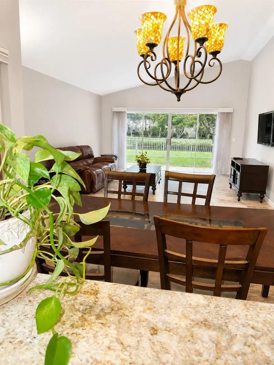 10750 NW 10th St, Plantation FL 33322