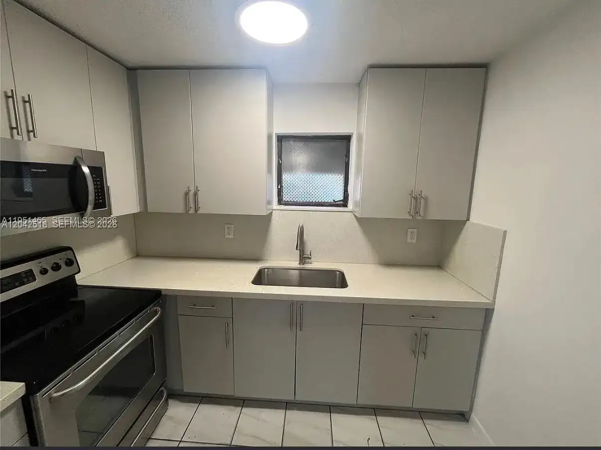 1717 NW 16th St, Miami FL 33125 photo 3