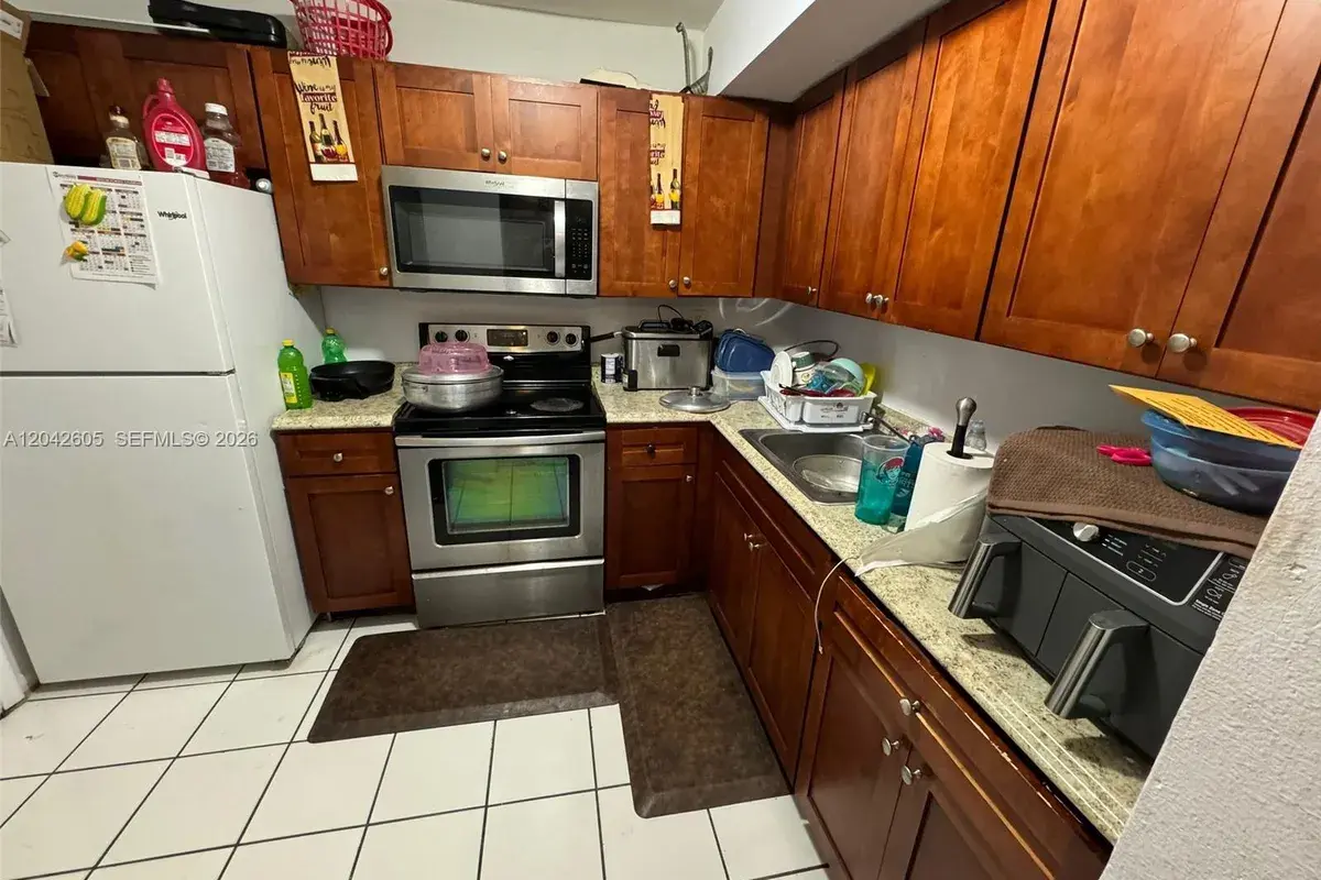 3600 NW 21st St # 301, Lauderdale Lakes FL 33311
