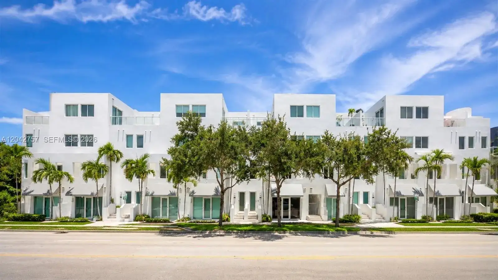 710 NE 3rd Ave, Fort Lauderdale FL 33304 photo 2
