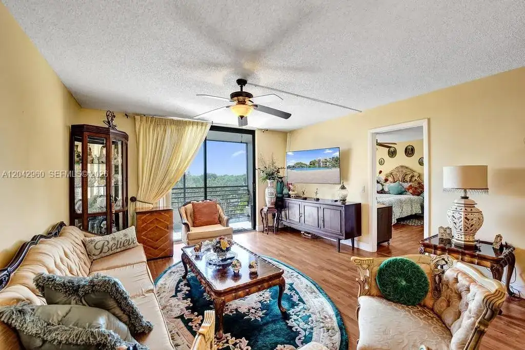 1000 Colony Point Cir # 422, Pembroke Pines FL 33026 photo 2