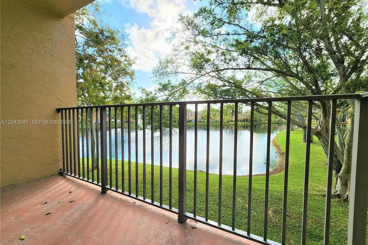 251 Palm Cir W # 204, Pembroke Pines FL 33025
