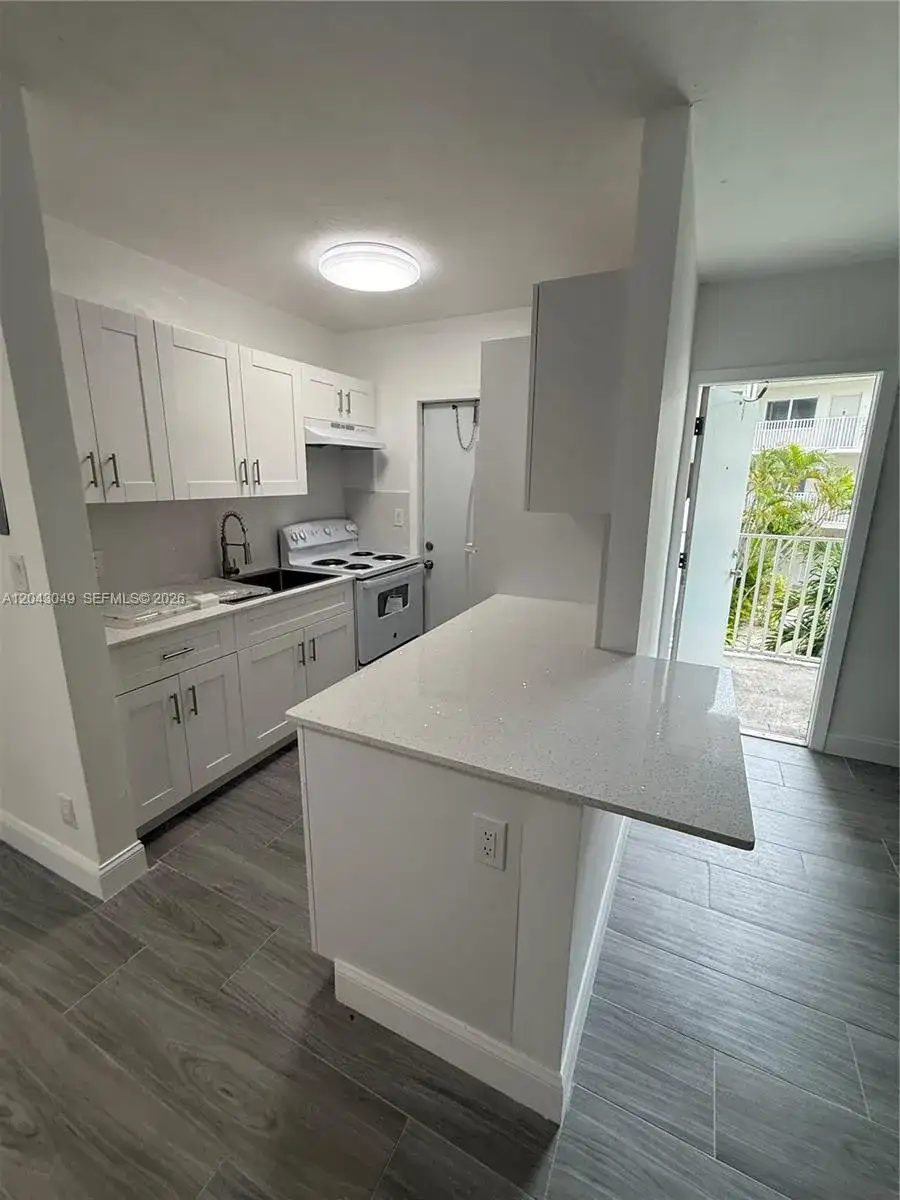 1895 Venice Park Dr # B6, Miami FL 33181 photo 4