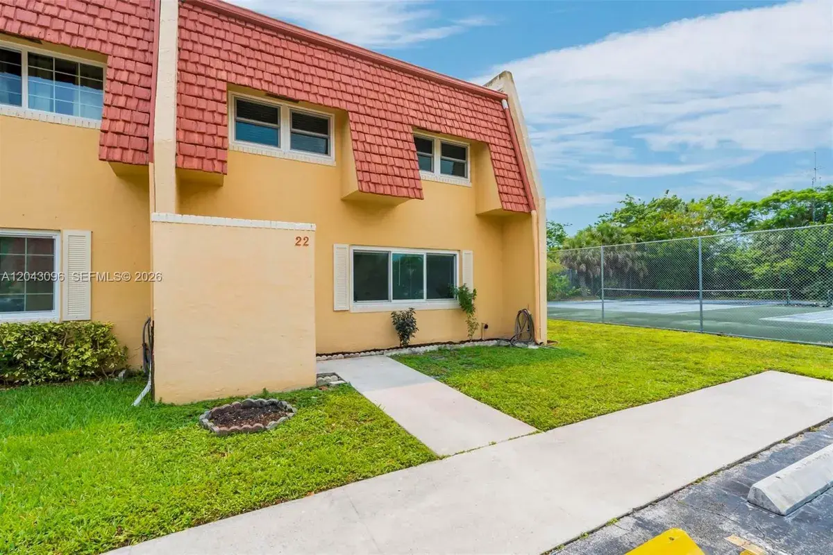 22 Canterbury Ln # 22, Tamarac FL 33319