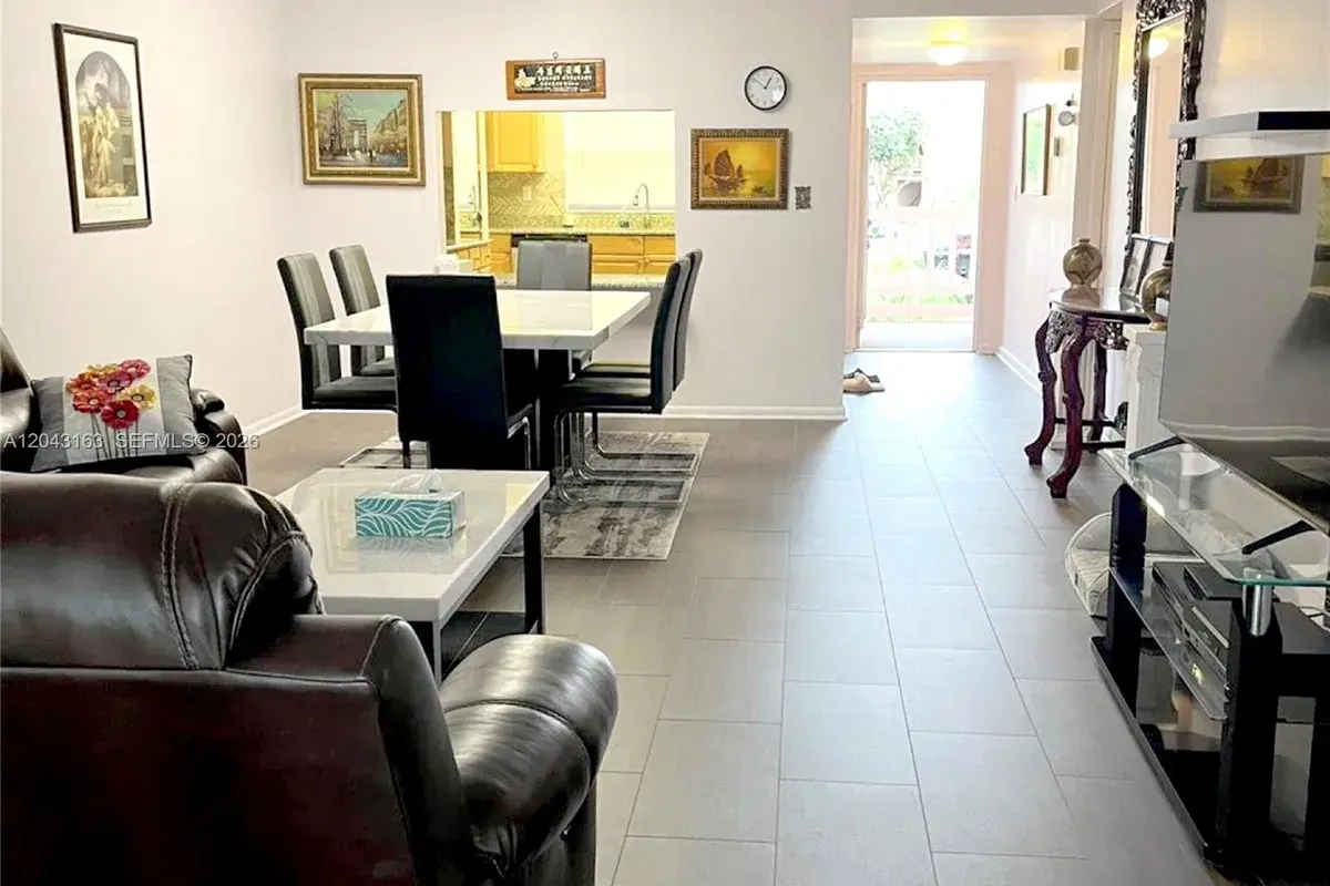 9481 Sunrise Lakes Blvd # 208, Sunrise FL 33322