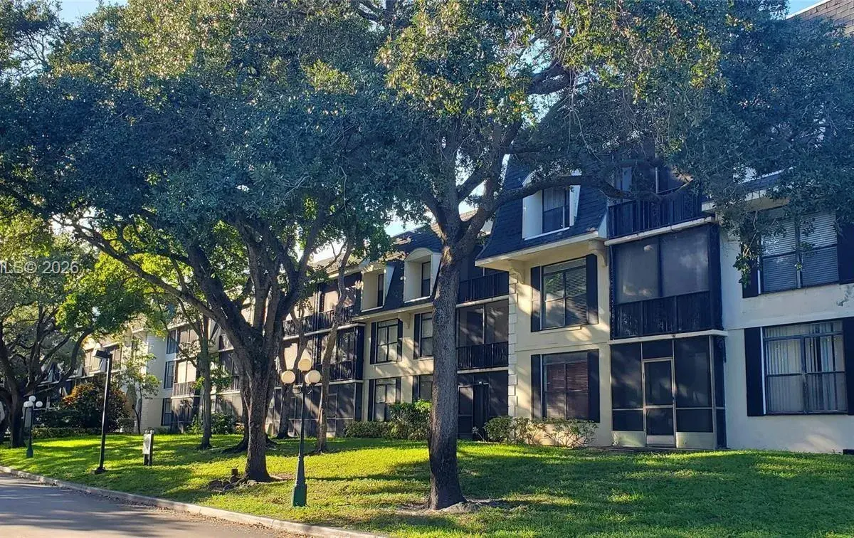 3680 Inverrary Dr # 2M, Lauderhill FL 33319
