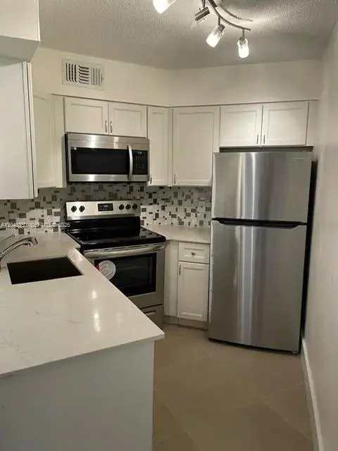 215 Lake Pointe Dr # 109, Oakland Park FL 33309
