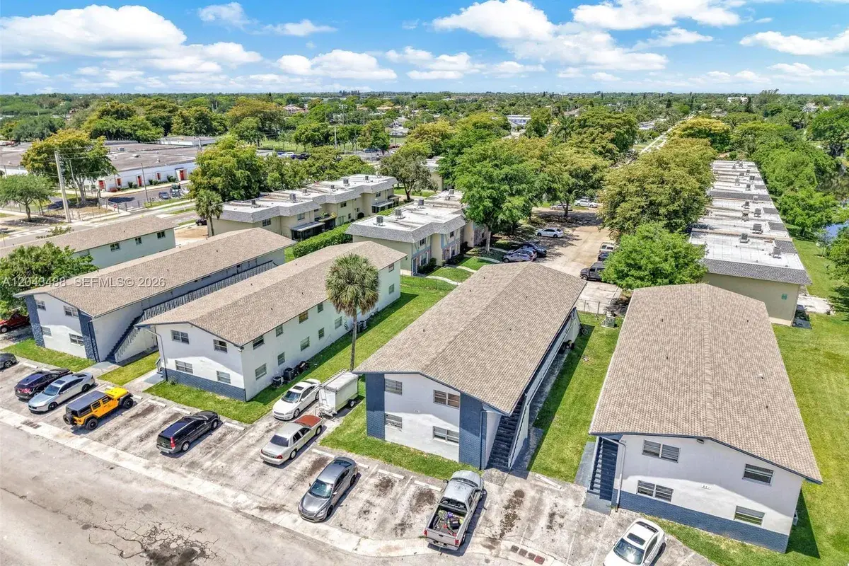 861 SW 74 TER # D, North Lauderdale FL 33068