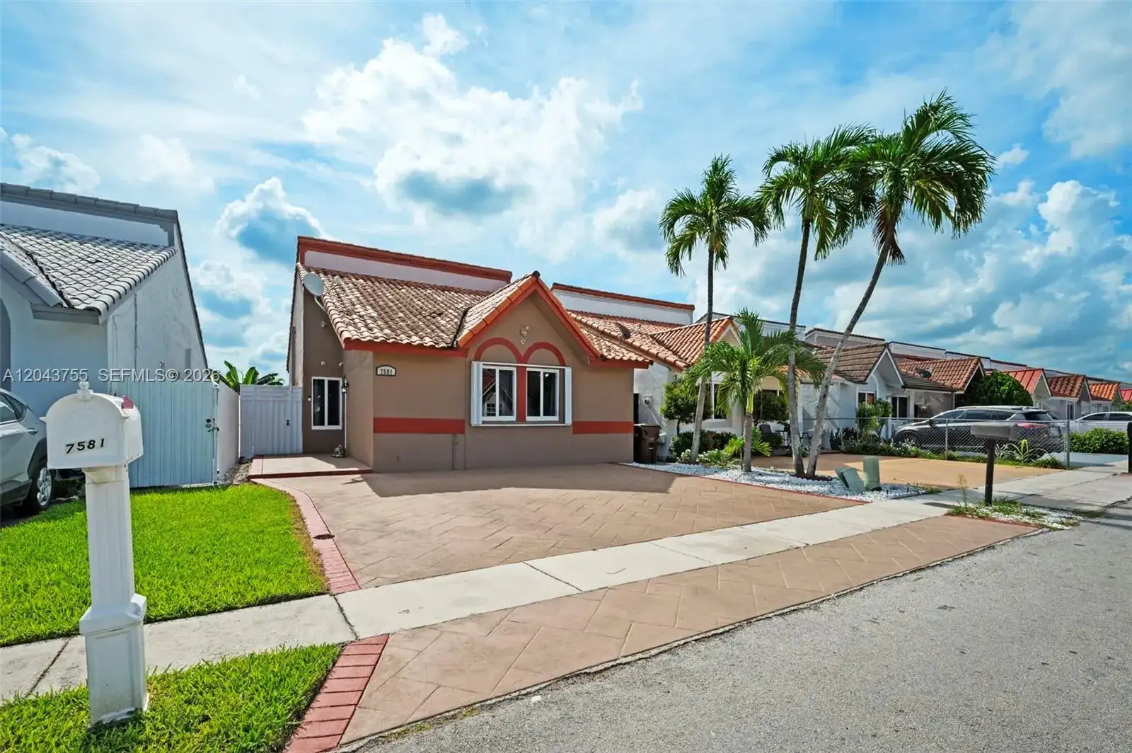 7581 W 29th Way, Hialeah FL 33018 photo 2