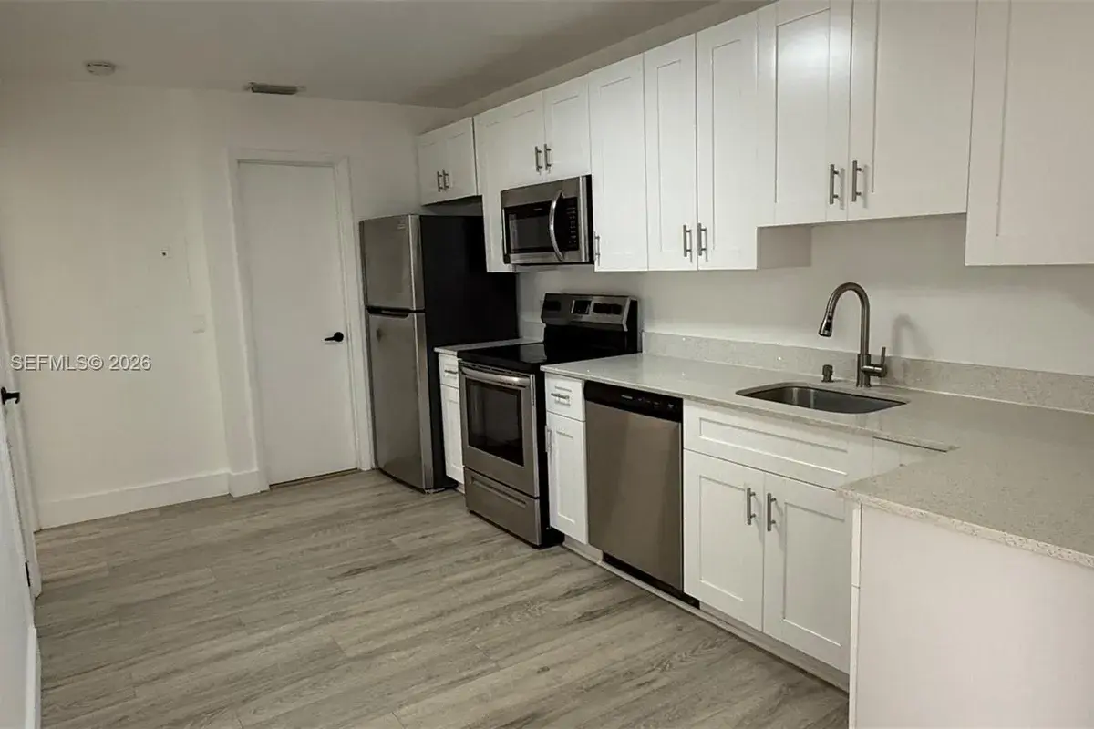 411 SE 10th St # 3, Hallandale Beach FL 33009