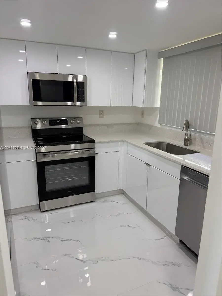 11123 NW 7th St # 4, Miami FL 33172
