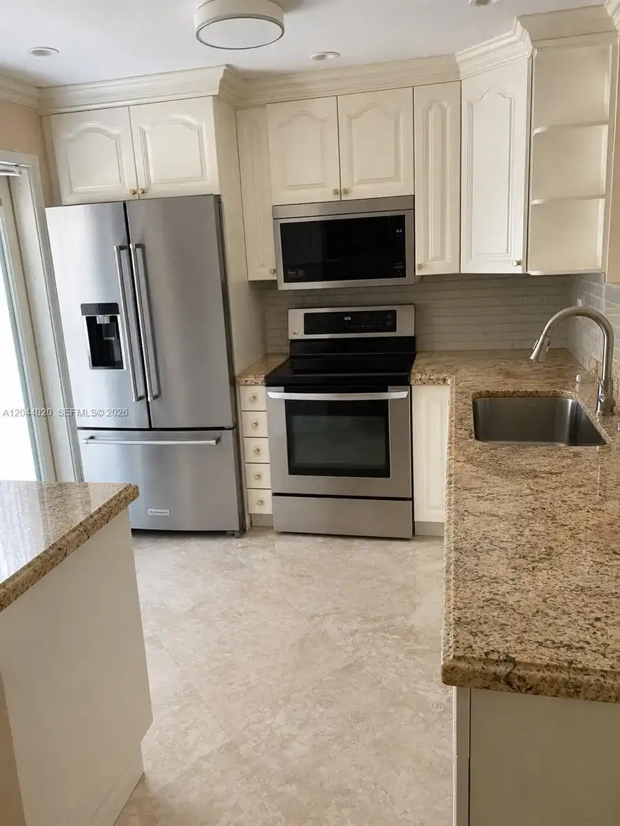 219 NE 14th Ave # 306, Hallandale Beach FL 33009