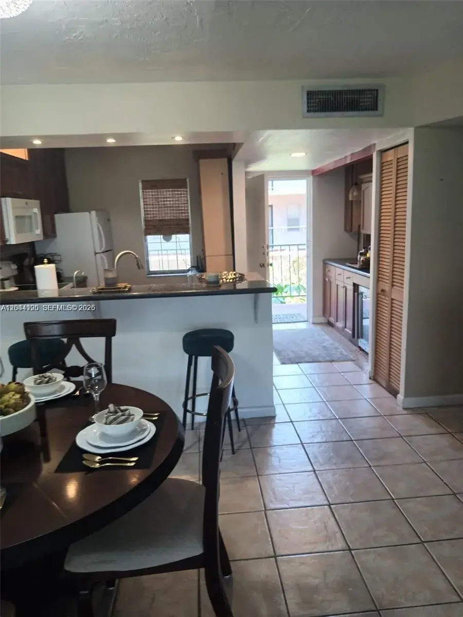 2821 Somerset Dr # 312, Lauderdale Lakes FL 33311