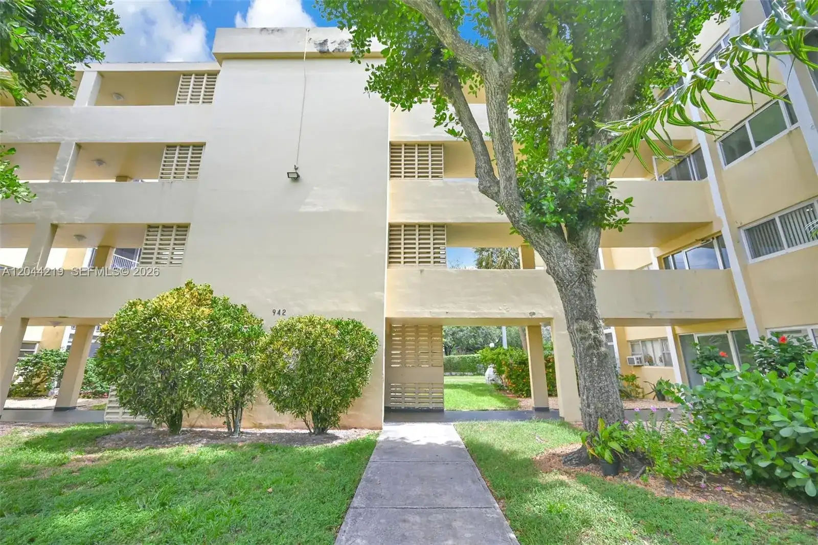 942 NE 199th St # 4E, Miami FL 33179 photo 2