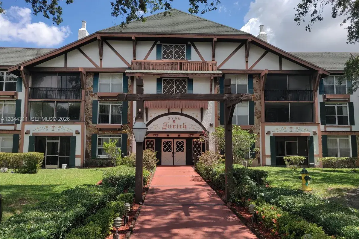 3750 Inverrary Dr # 2Q, Lauderhill FL 33319