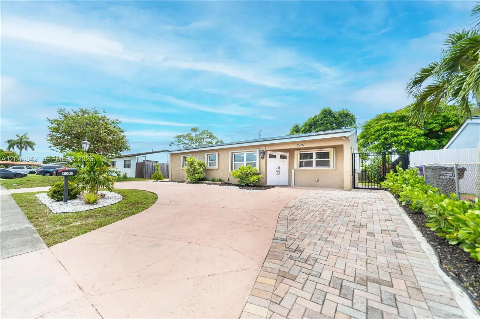 7101 Hope St, Hollywood FL 33024