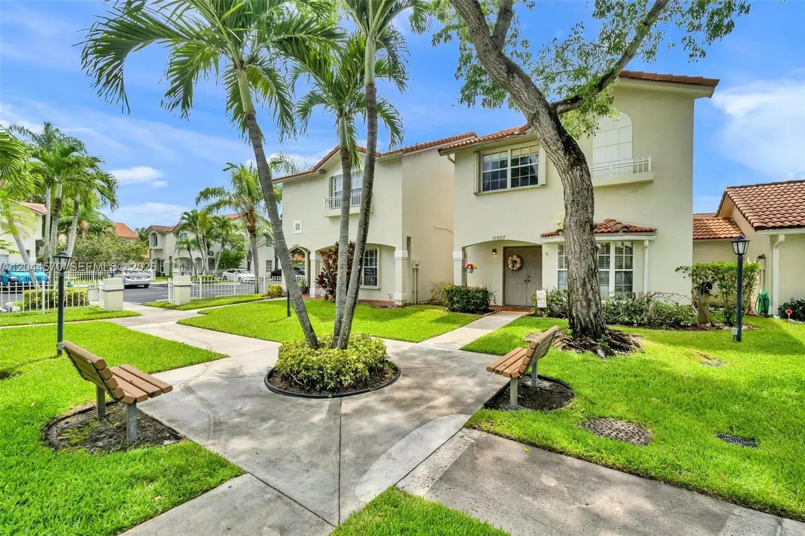 10857 NW 8th St, Pembroke Pines FL 33026 photo 2