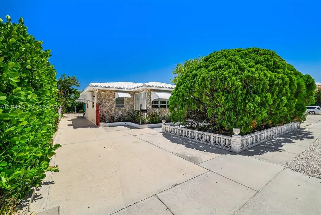 1826 Mckinley St, Hollywood FL 33020
