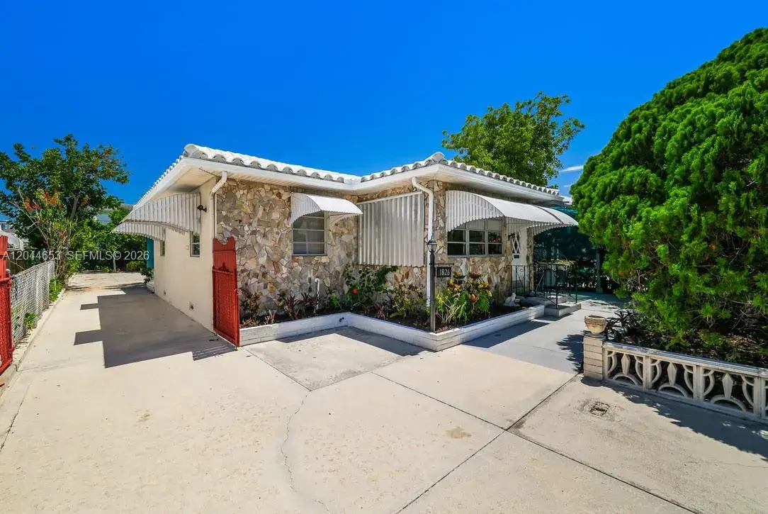 1826 Mckinley St, Hollywood FL 33020