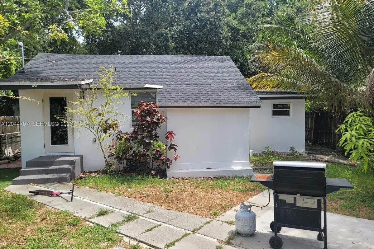 512 NW 96th St # B, Miami FL 33150