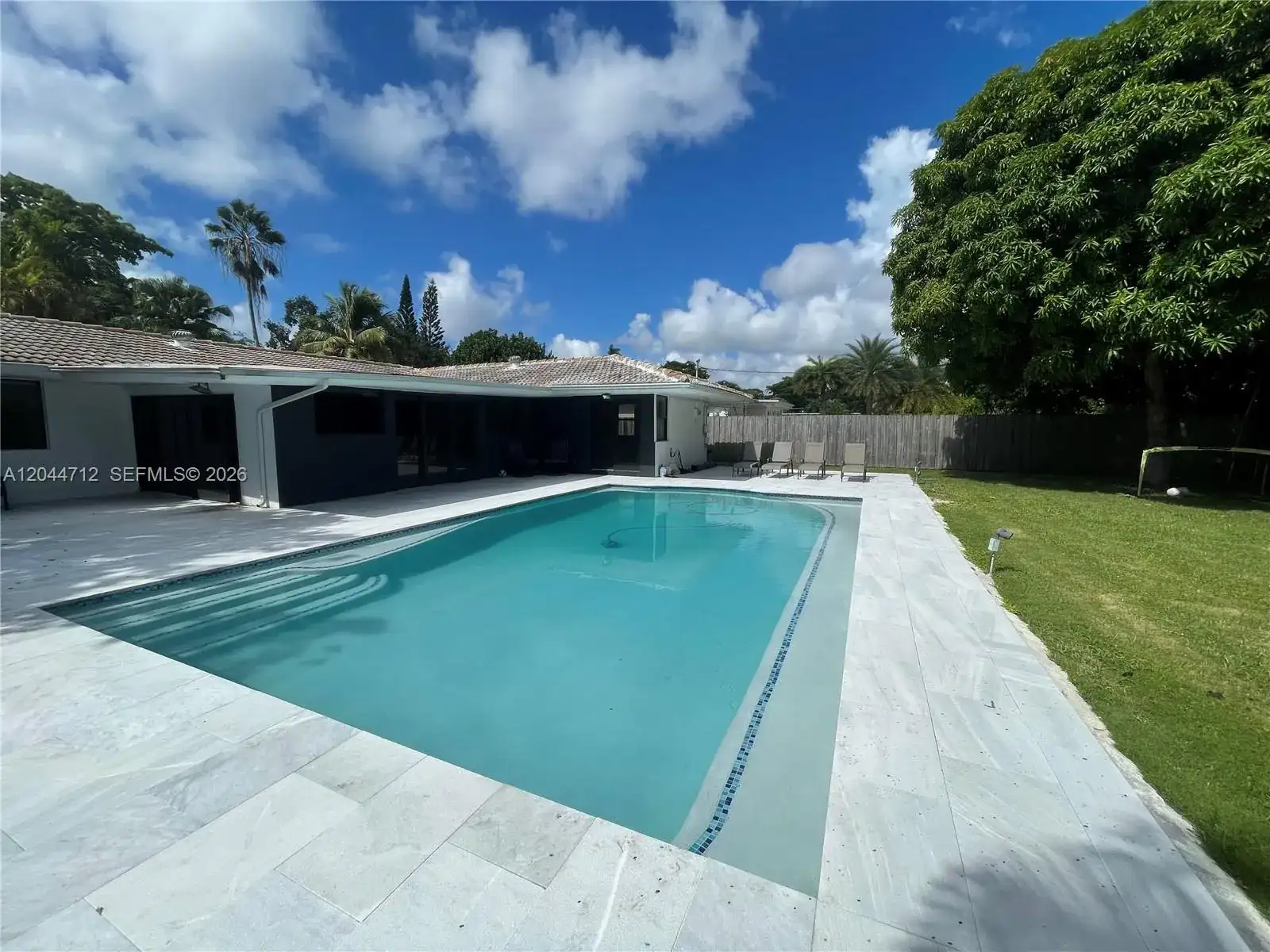 2115 Alamanda Dr, North Miami FL 33181 photo 4