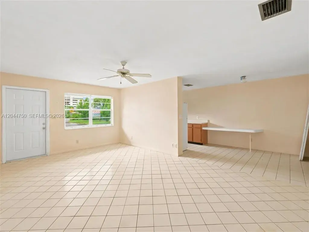 211 SE 10th St, Hallandale Beach FL 33009