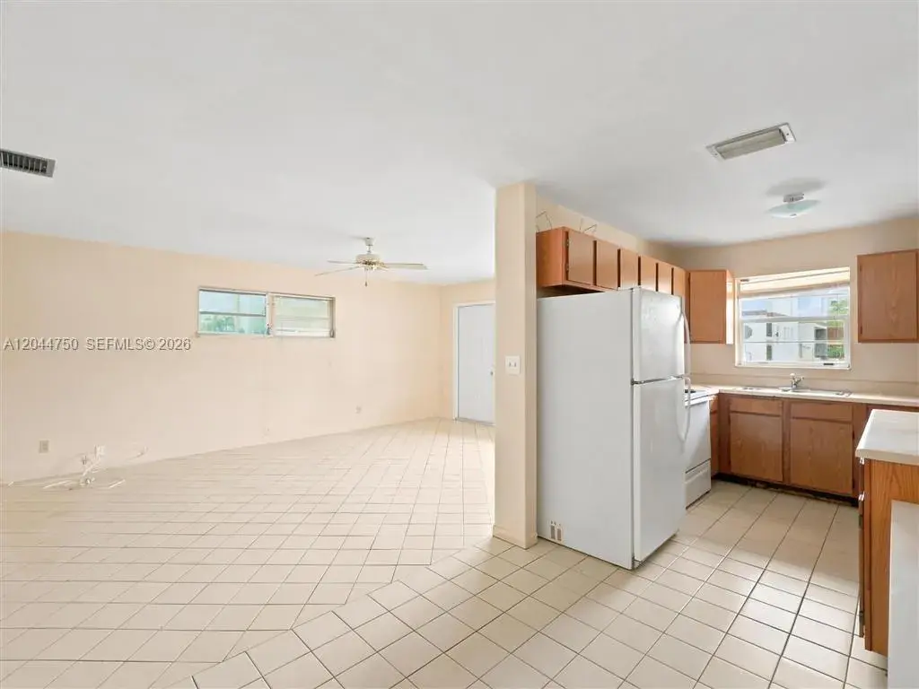 211 SE 10th St, Hallandale Beach FL 33009