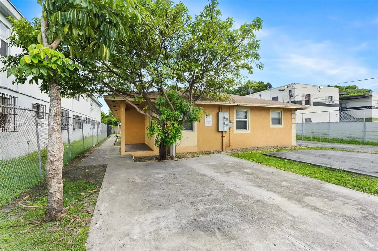 812 NW 70th St, Miami FL 33150 photo 2