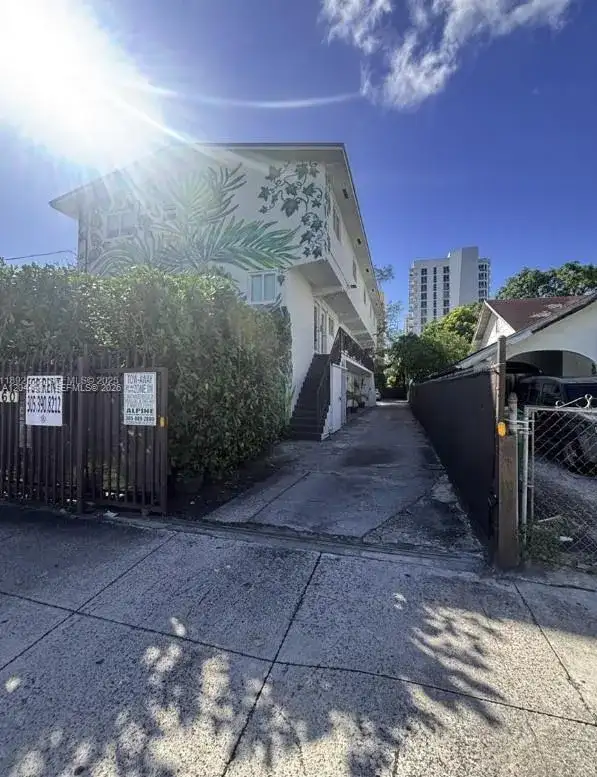 560 NW 1st St # 7, Miami FL 33128 photo 2
