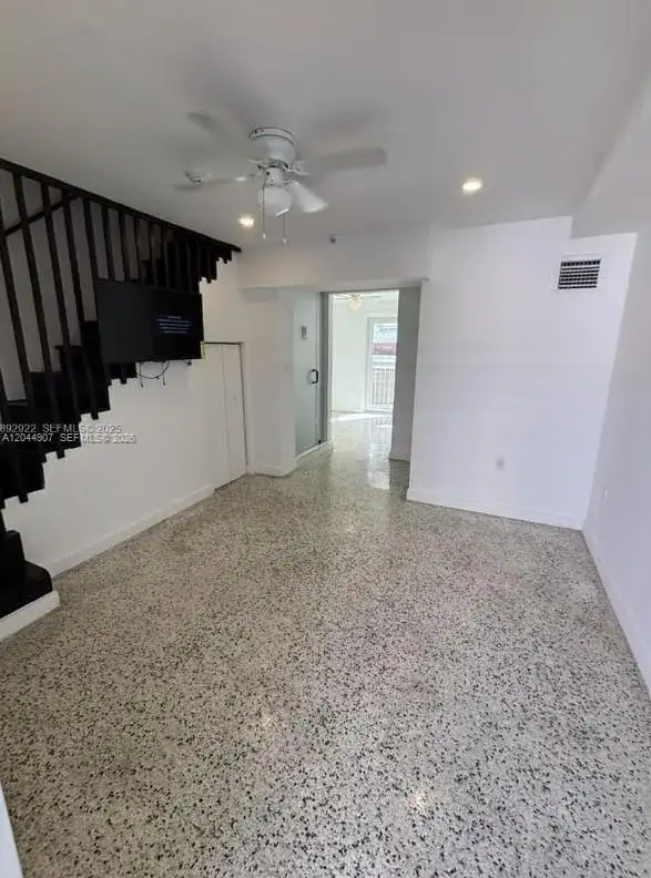 560 NW 1st St # 7, Miami FL 33128 photo 3
