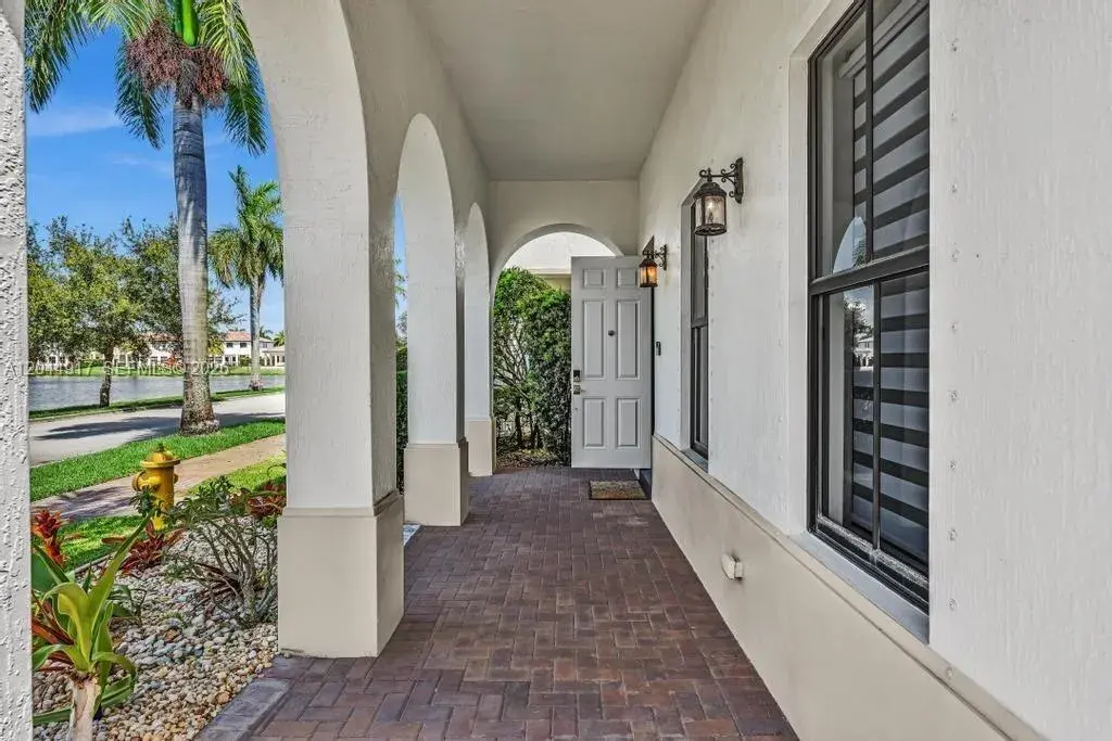 8289 NW 38th St, Cooper City FL 33024