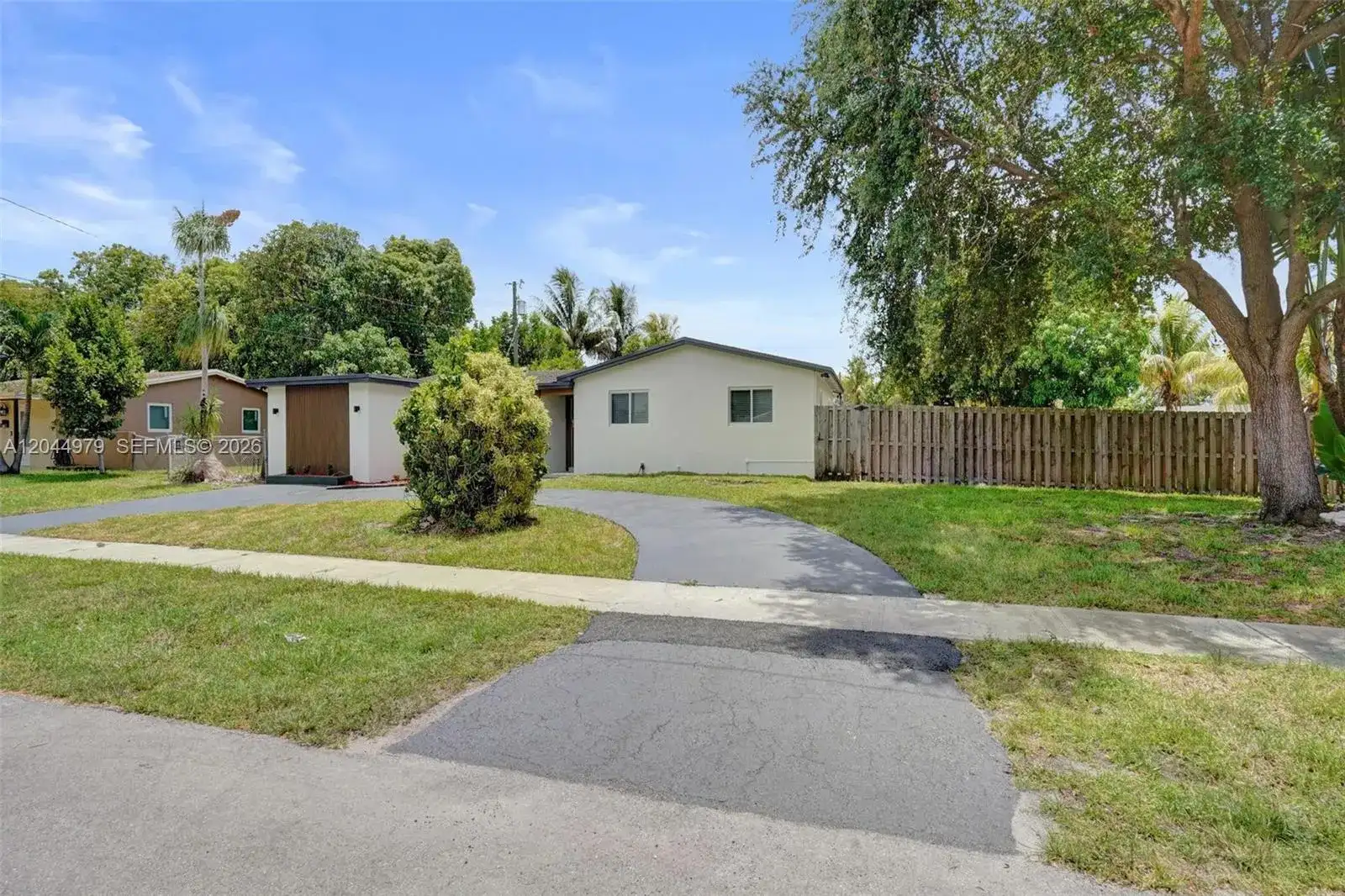 211 SW 64th Ave, Pembroke Pines FL 33023 photo 3