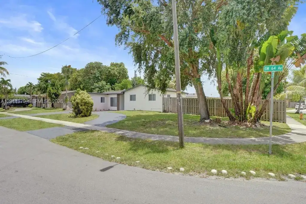 211 SW 64th Ave, Pembroke Pines FL 33023 photo 4