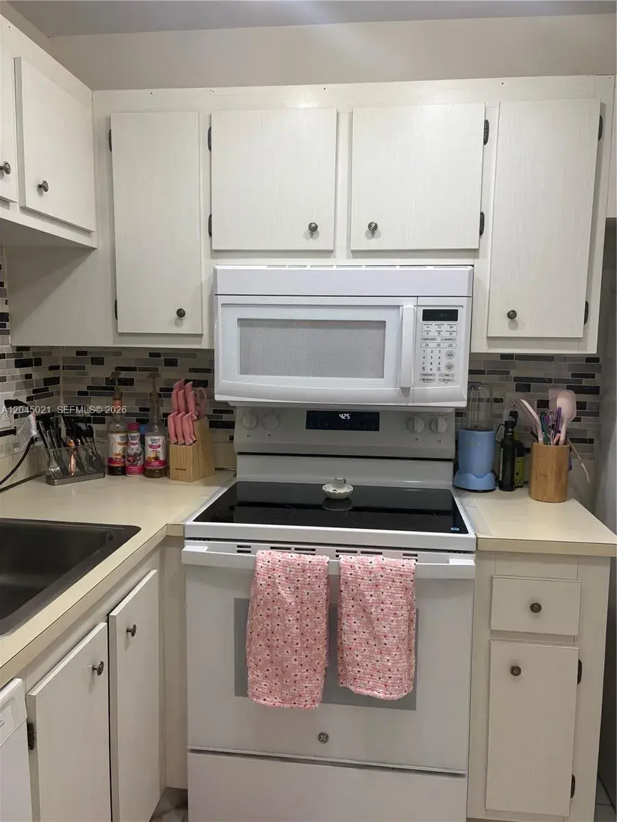 9340 Lagoon Pl # 202, Davie FL 33324