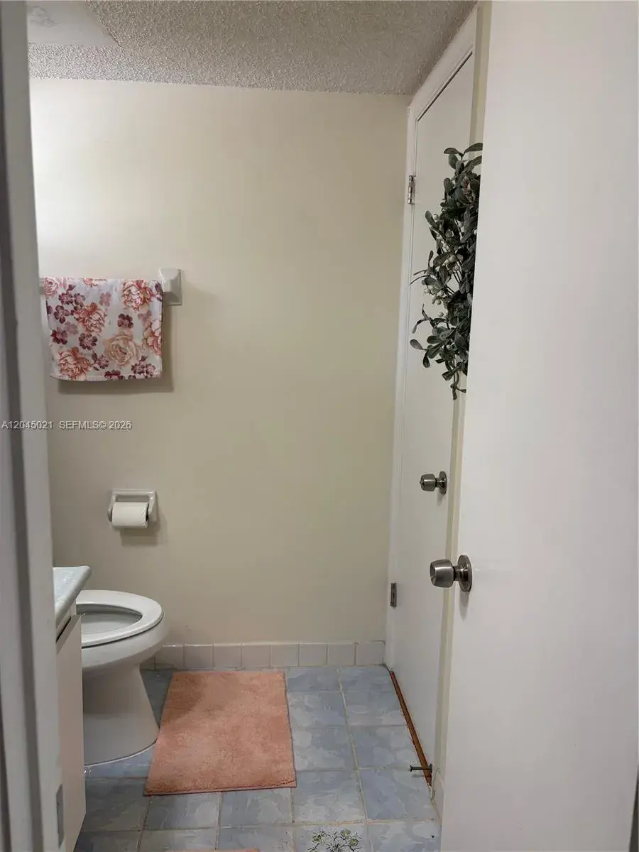9340 Lagoon Pl # 202, Davie FL 33324