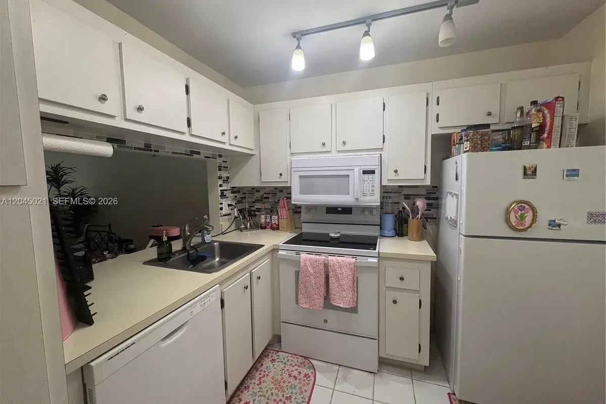 9340 Lagoon Pl # 202, Davie FL 33324