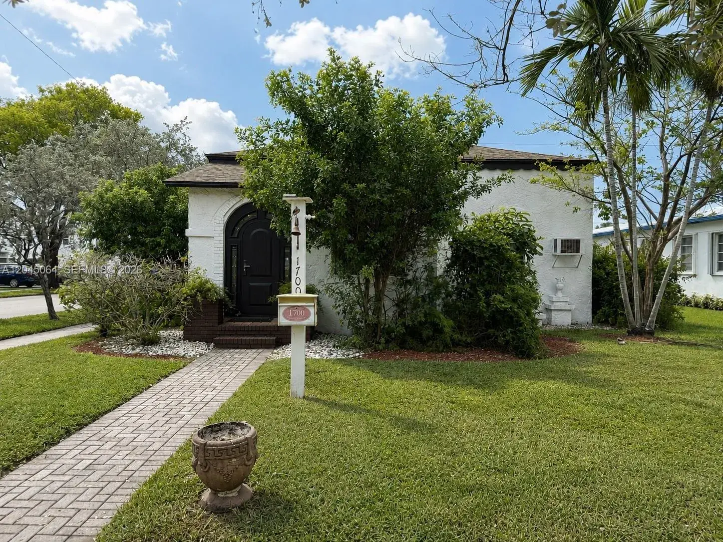 1700 Dewey St, Hollywood FL 33020