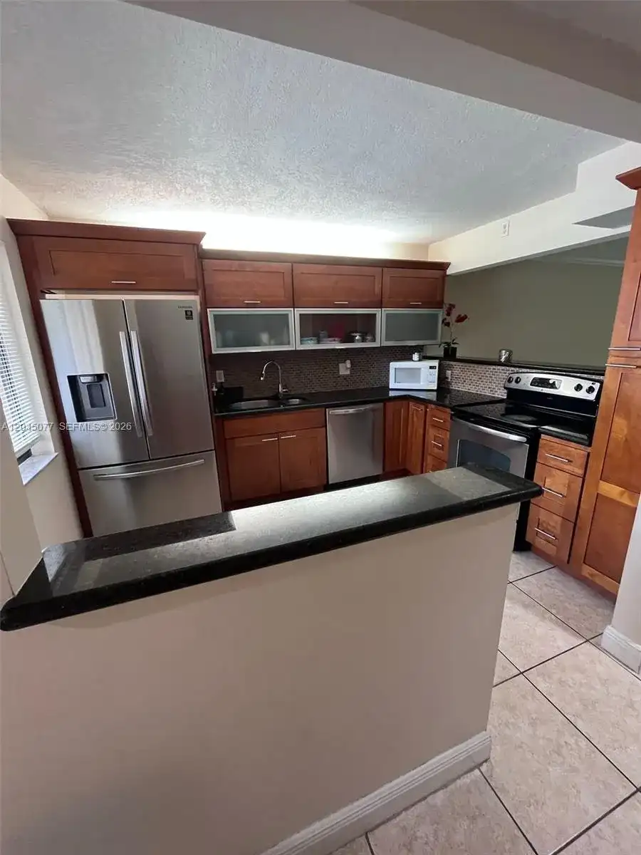 197 Lakeview Dr # 105, Weston FL 33326