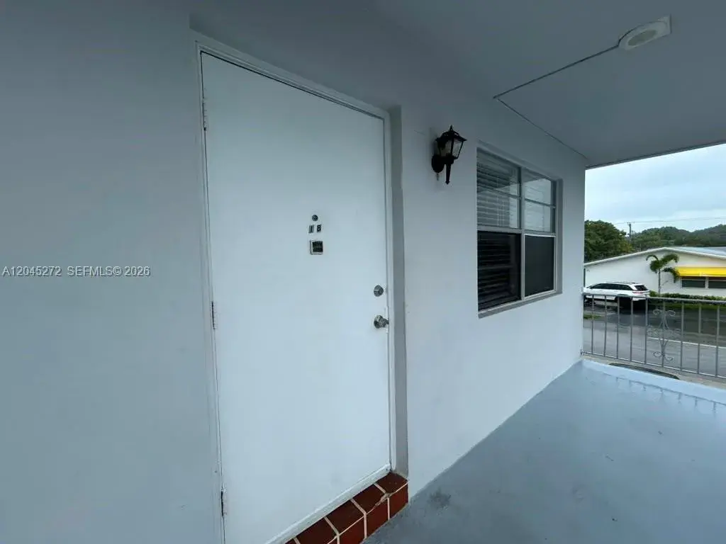 2435 Van Buren St APT 1B, Hollywood FL 33020