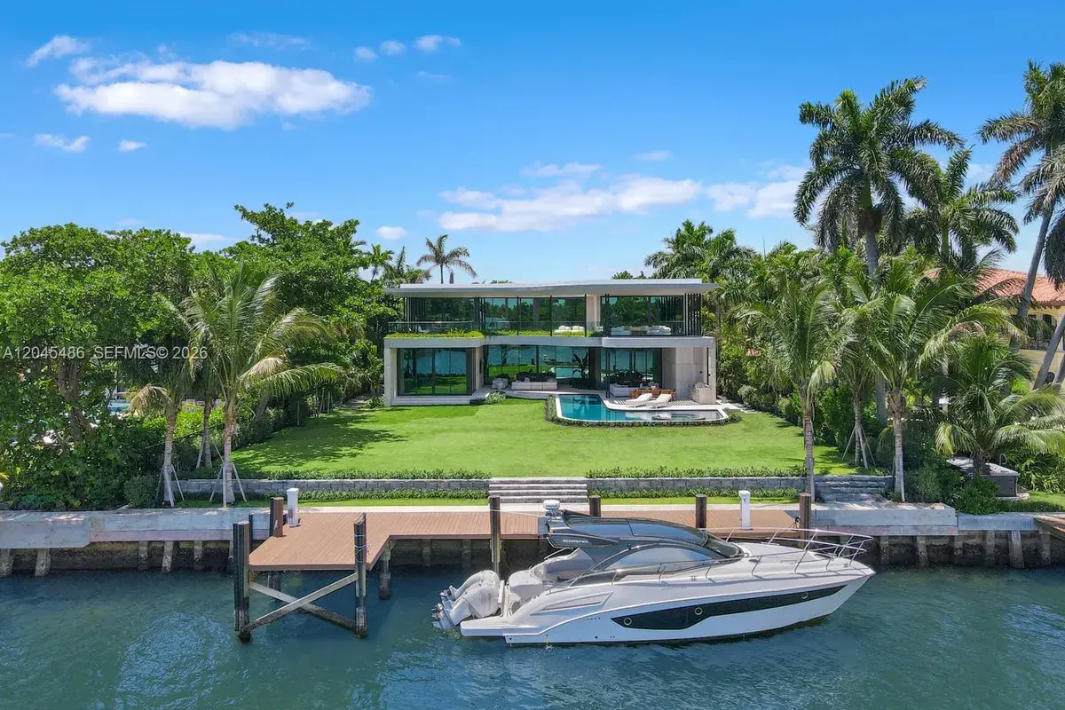 1015 S Southlake Dr, Hollywood FL 33019