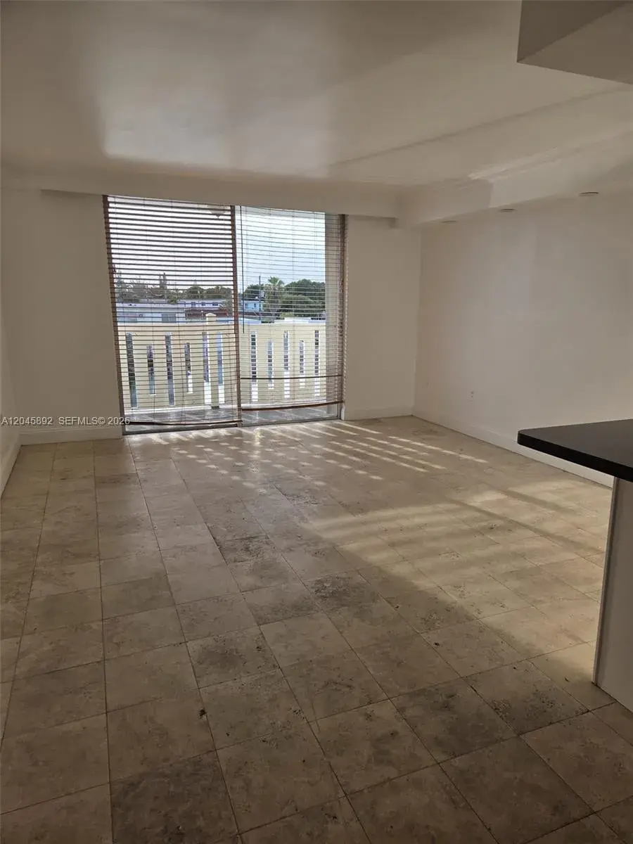 7900 Tatum Waterway Dr # 304, Miami Beach FL 33141