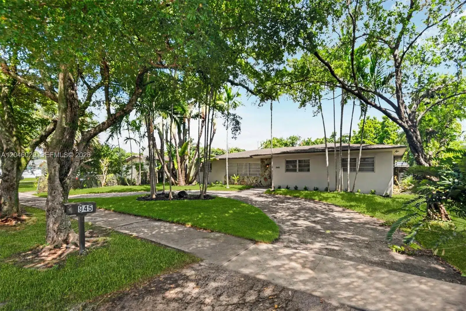945 NE 176th St, Miami FL 33162 photo 2