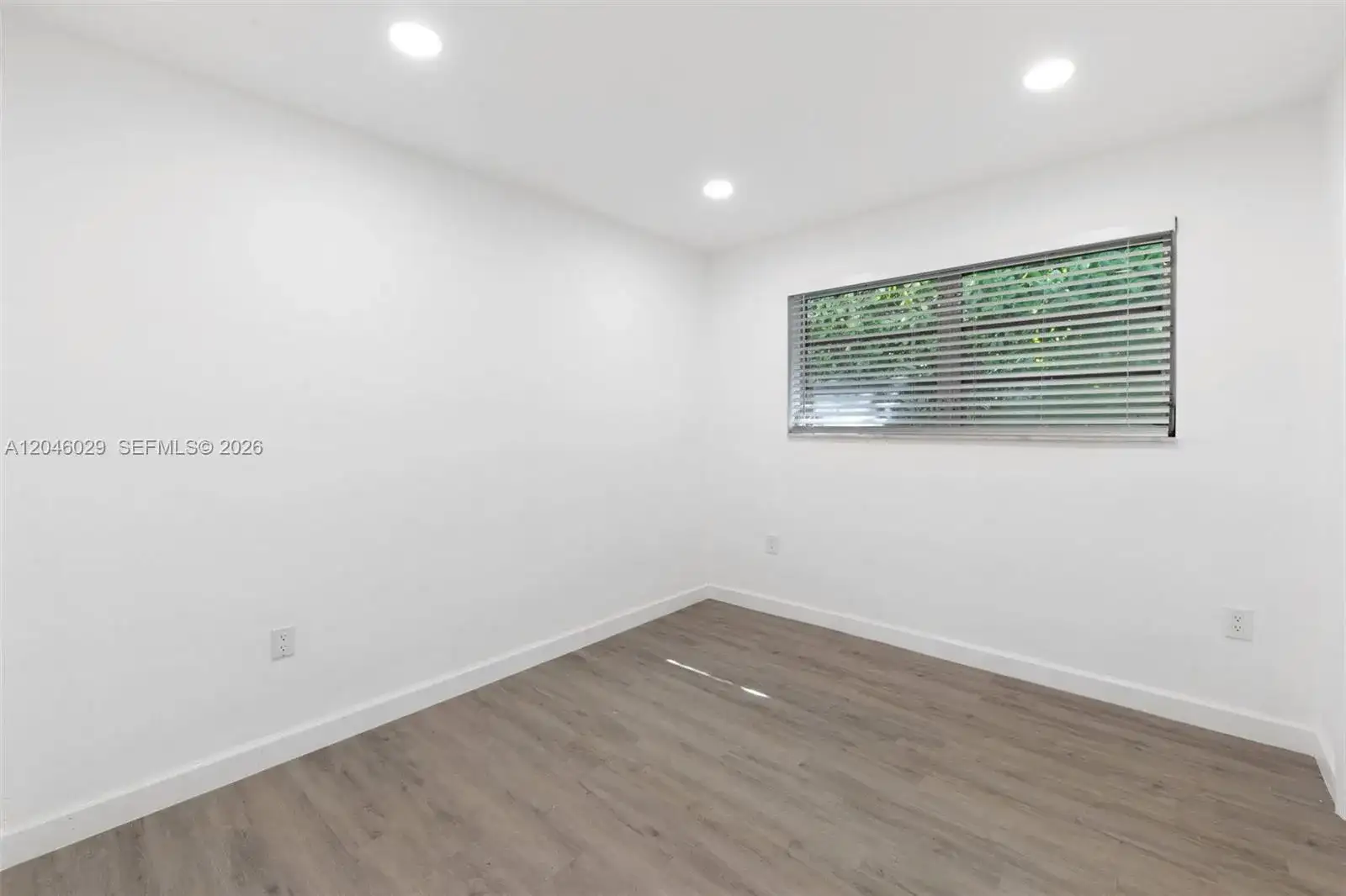 945 NE 176th St, Miami FL 33162 photo 4
