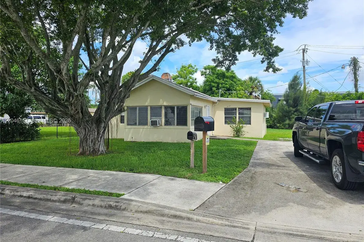 2121 NW 28th St, Oakland Park FL 33311